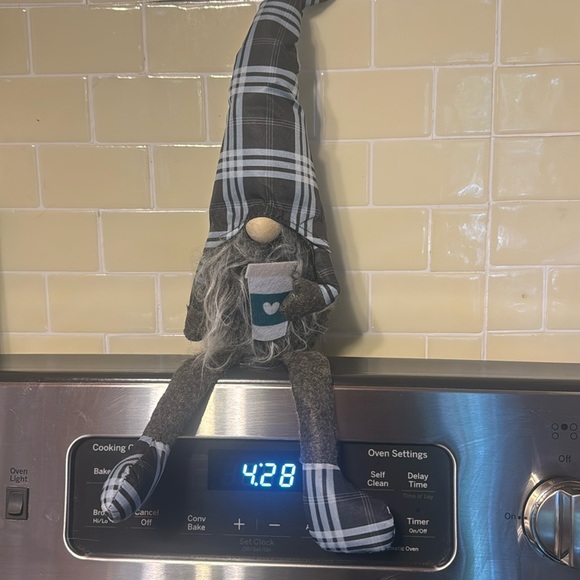 Gnome holding coffee cup - Picture 1 of 2